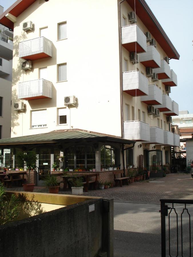 La Quercia Hotel Линяно Сабиадоро Екстериор снимка