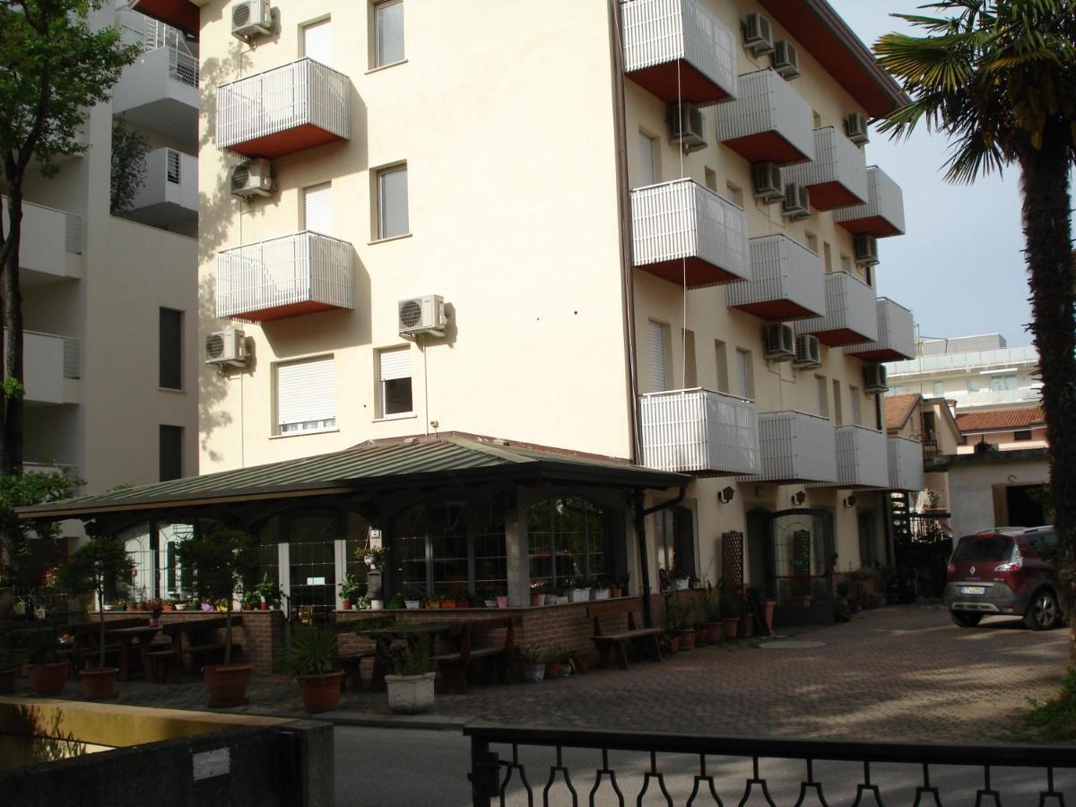 La Quercia Hotel Линяно Сабиадоро Екстериор снимка